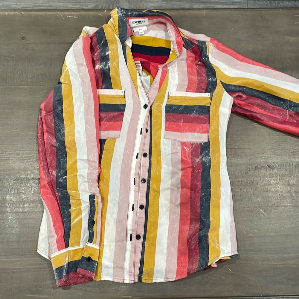 Express brand long sleeve women’s blouse in a size XS slim. 75% rayon, 25% nylon